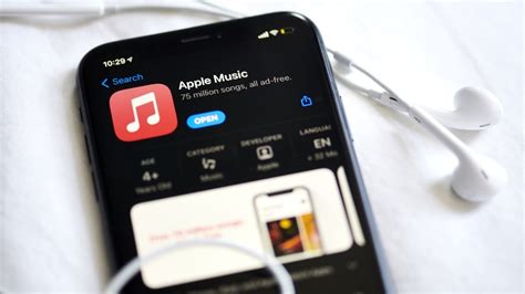 does apple music automatically favorite songs: exploring the nuances of personalized playlists